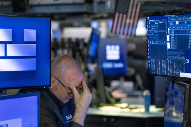 Wall Street: Η κρίση στα Στενά του Ορμούζ «χτύπησε» μετοχές και ομόλογα – Βουτιά στον Nasdaq 