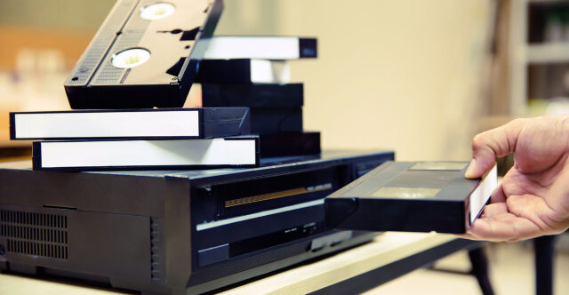 Έχετε παλιές VHS στο σπίτι; Κάποιες πωλούνται πάνω από 3.600 ευρώ – Οι κασέτες που έγιναν συλλεκτικός θησαυρός 
