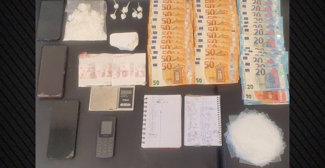 ΣΥΝΕΛΗΦΘΗ 34ΧΡΟΝΟΣ ΓΙΑ ΔΙΑΚΙΝΗΣΗ ΚΟΚΑΐΝΗΣ ΣΤΗ ΜΗΛΟ, ΕΚΡΥΒΕ ΜΕΓΑΛΕΣ ΠΟΣΟΤΗΤΕΣ ΓΥΡΩ ΑΠΟ ΤΟ ΣΠΙΤΙ ΤΟΥ