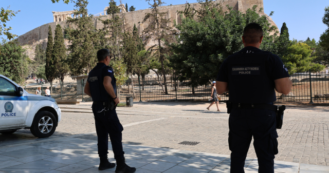 ΣΥΝΕΛΗΦΘΗΣΑΝ ΤΡΕΙΣ ΑΝΗΛΙΚΟΙ ΓΙΑ ΑΠΟΠΕΙΡΑ ΛΗΣΤΕΙΑΣ ΣΤΟ ΚΕΝΤΡΟ ΤΗΣ ΑΘΗΝΑΣ