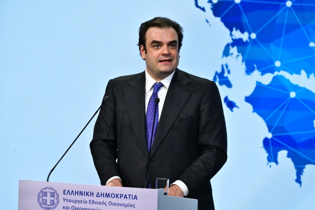 Αύγουστος ανασύνταξης για οφειλέτες με 72 δόσεις, «φρένο» στους πλειστηριασμούς και νέο Εξωδικαστικό, ποιοι κερδίζουν