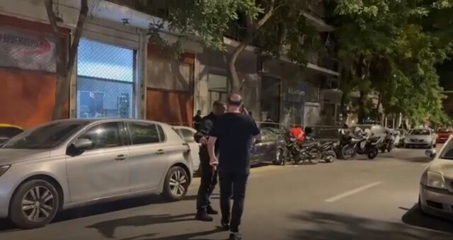 Ο αδελφός του Σταύρου Γεωργίου σπεύδει στο γραφείο όπου εντοπίστηκε νεκρός ο ποινικολόγος, δείτε βίντεο