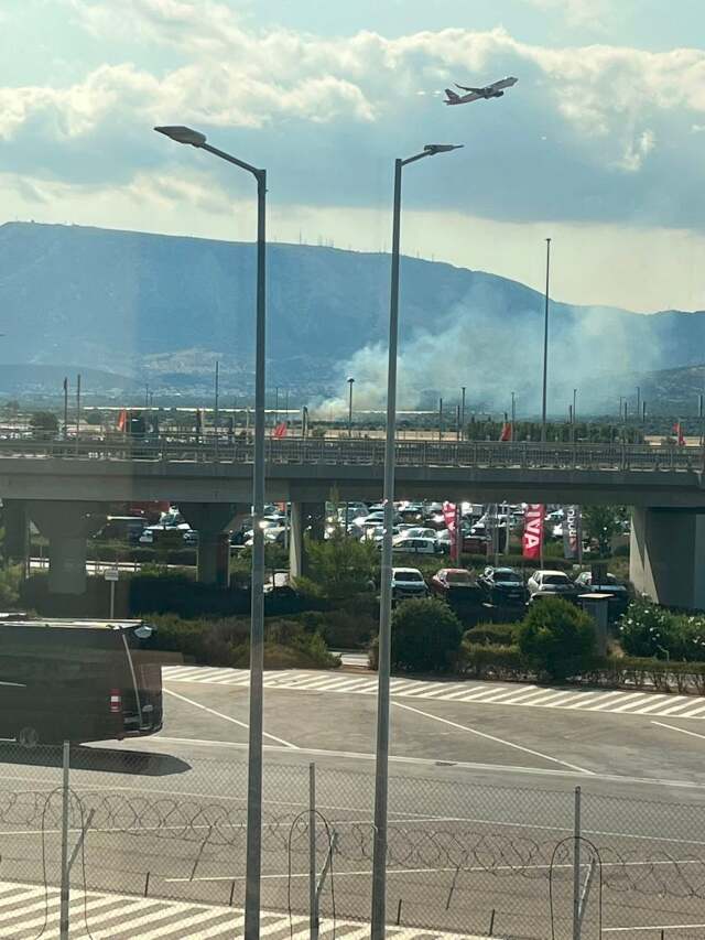 ΥΠΟ ΕΛΕΓΧΟ Η ΦΩΤΙΑ ΣΤΑ ΣΠΑΤΑ ΚΟΝΤΑ ΣΤΟ ΑΕΡΟΔΡΟΜΙΟ