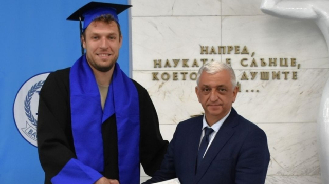 Πρωταθλητής και στα... θρανία ο Βεζένκοφ: Πήρε μάστερ στην Εθνική Αθλητική Ακαδημία της Βουλγαρίας