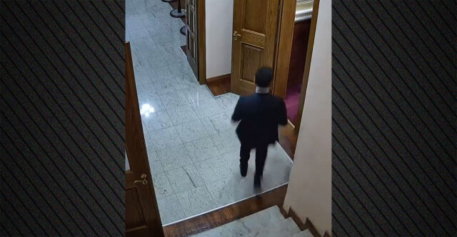 Δείτε βίντεο: Αλβανός βουλευτής αρπάζει απόρρητη συμφωνία με τις ΗΠΑ και τρέχει, μία υπάλληλος τον κυνηγά και πέφτει από τις σκάλες