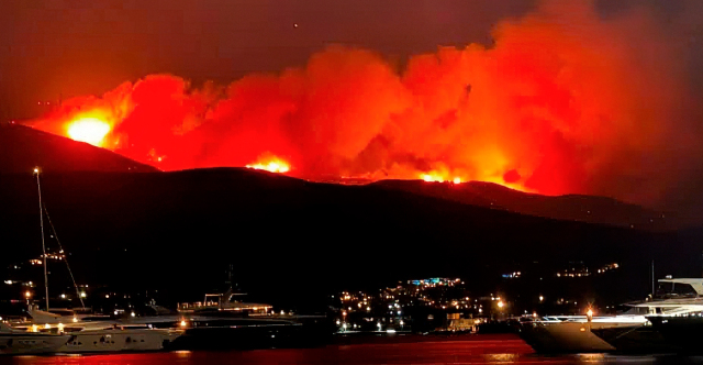 Μαίνεται η φωτιά στην Πάρο, εκκενώθηκαν 9 οικισμοί, φόβοι για ενίσχυση ανέμων, σηκώθηκαν 7 εναέρια