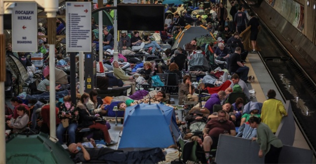 Ρωσική επίθεση στο Κίεβο: Τουλάχιστον ένας νεκρός από βαλλιστικά πλήγματα, στα καταφύγια οι Ουκρανοί