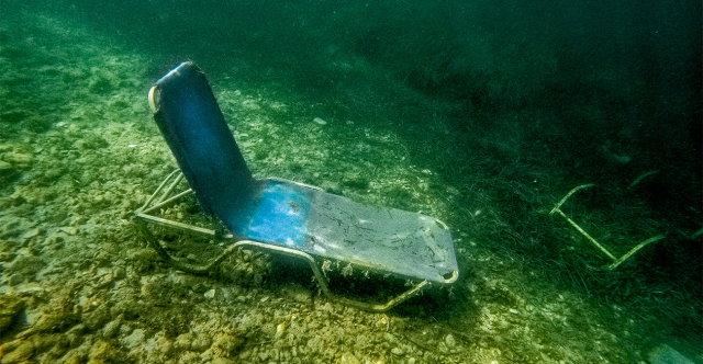 Αποκαρδιωτικές εικόνες από την παραλία Ημερολιά στη βόρεια Κέρκυρα: Γέμισε με... ξαπλώστρες ο βυθός, δείτε εικόνες