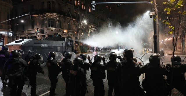 Επεισόδια μεταξύ διαδηλωτών και αστυνομικών έξω από τη Γερουσία στην Αργεντινή, δείτε βίντεο