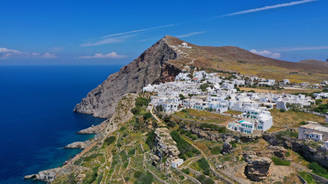 Η Χώρα, η Άνω Μεριά, η Χρυσοσπηλιά -Όλα όσα αξίζει να δείτε στη Φολέγανδρο | Επικαιρότητα στο PlusTV.gr