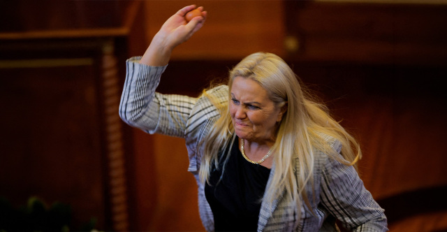 Χάος στη Βουλή του Κοσόβου: Αυγά στον Άλμπιν Κούρτι από βουλευτή της αντιπολίτευσης
