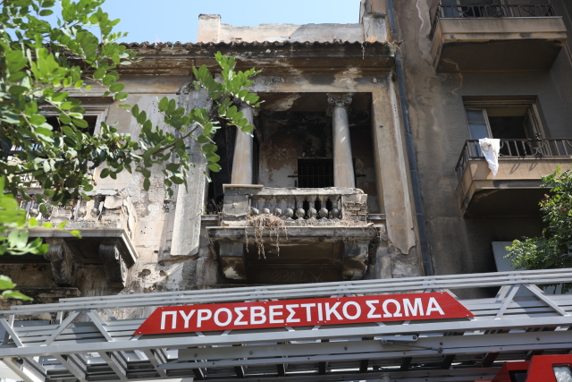 Πυρκαγιά σε ακατοίκητο κτήριο στην Κουμουνδούρου, απεγκλωβίστηκε ένα άτομο | Επικαιρότητα στο PlusTV.gr