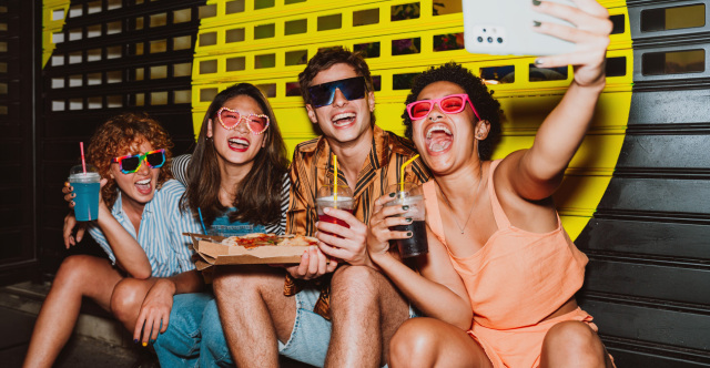 Μελέτη Bank of America: Η Gen Z αποταμιεύει λιγότερο από κάθε άλλη γενιά, ωστόσο συνεχίζει να ξοδεύει