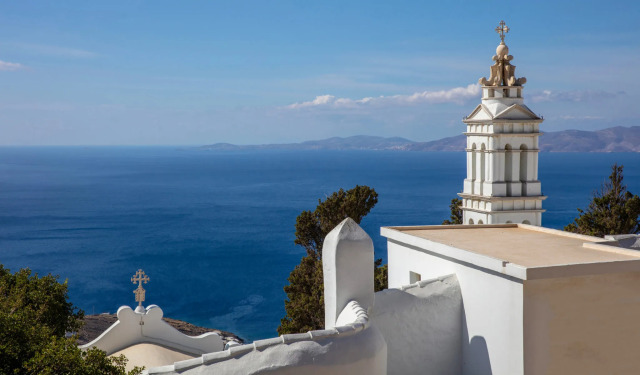 Μια διαδρομή στην πόλη της Τήνου | Επικαιρότητα στο PlusTV.gr