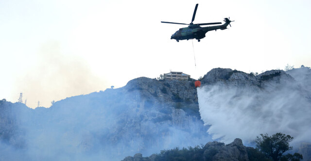 Μαίνεται η μεγάλη φωτιά στα Τίρανα, έφτασε μία ανάσα από σπίτια, εκκενώθηκαν χωριά, δείτε βίντεο
