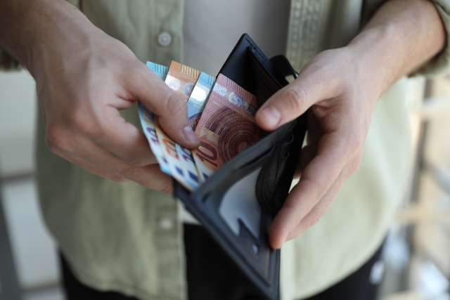 Τα δύο πρόσωπα της ελληνικής οικονομίας: Aνεβαίνει ο πλούτος, πέφτει η αποταμίευση και «φουσκώνει» ο δανεισμός