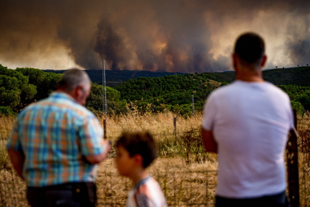 Μεγάλη φωτιά στην Ουέλβα της Ισπανίας: 800 άνθρωποι εγκατέλειψαν τα σπίτια τους - «Ίσως χρειαστούν μέρες για να τεθεί υπό έλεγχο»
