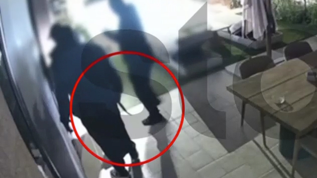 ΚΟΡΩΠΙ: ΤΡΕΙΣ ΚΟΥΚΟΥΛΟΦΟΡΟΙ «ΧΤΥΠΗΣΑΝ» ΜΕΖΟΝΕΤΑ, ΟΣΟ Η ΟΙΚΟΓΕΝΕΙΑ ΑΠΟΥΣΙΑΖΕ, ΠΗΡΑΝ ΧΡΥΣΑΦΙΚΑ 15.000 ΕΥΡΩ, ΔΕΙΤΕ ΒΙΝΤΕΟ
