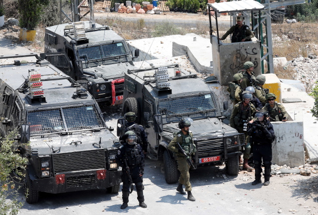 Ισραηλινοί έποικοι πολιορκούν σπίτια Παλαιστινίων στη Δυτική Όχθη, παρά την άφιξη του στρατού