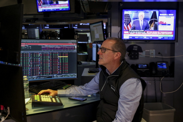 Συγκρατημένη αισιοδοξία στη Wall Street: Ανακούφιση για τον πληθωρισμό, ανησυχία για το γεωπολιτικό ρίσκο 