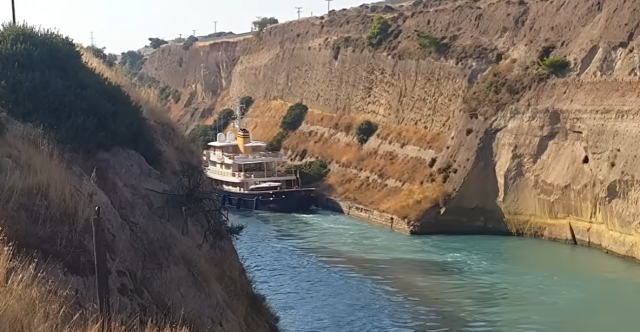 Η στιγμή που superyacht αξίας 50 εκατ. ευρώ χτυπά στα τοιχώματα του Ισθμού της Κορίνθου, δείτε βίντεο