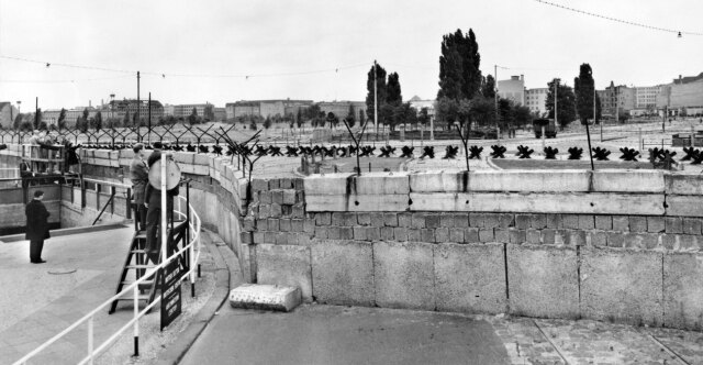«Σαν φράχτης στρατοπέδου συγκέντρωσης»: 65 χρόνια από την ανέγερση του Τείχους του Βερολίνου