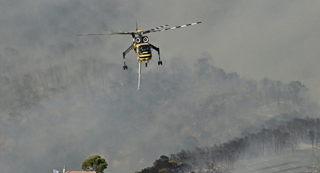 Με ενισχύσεις από όλη την Ελλάδα, 4 αεροσκάφη και 2 ελικόπτερα συνεχίζεται η μάχη με τη φωτιά στη Σκύρο, στα βορειοανατολικά το κύριο μέτωπο