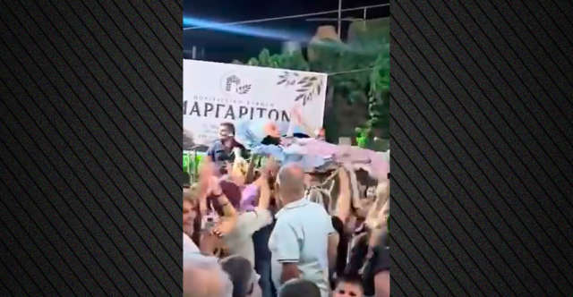 Επικό σκηνικό σε πανηγύρι στο Μυλοπόταμο: Σήκωσαν κατάκοιτη γιαγιά με την ξαπλώστρα στα χέρια και εκείνη χειροκροτούσε την ορχήστρα, δείτε βίντεο