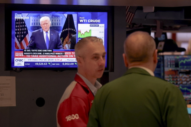 Wall Street: Στο «κόκκινο» οι δείκτες με το βλέμμα σε Fed και Ορμούζ, sell-off στα ομόλογα