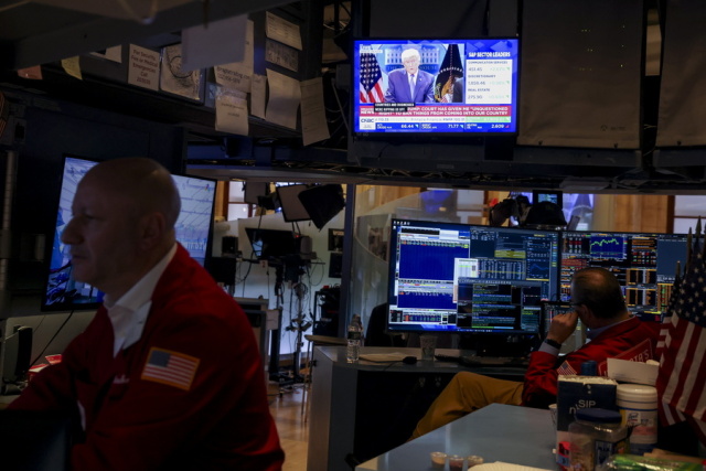 Νέες απώλειες στη Wall Street – Σφυροκόπημα στα μικροτσίπ με φόντο χρέος, επιτόκια και Ορμούζ 