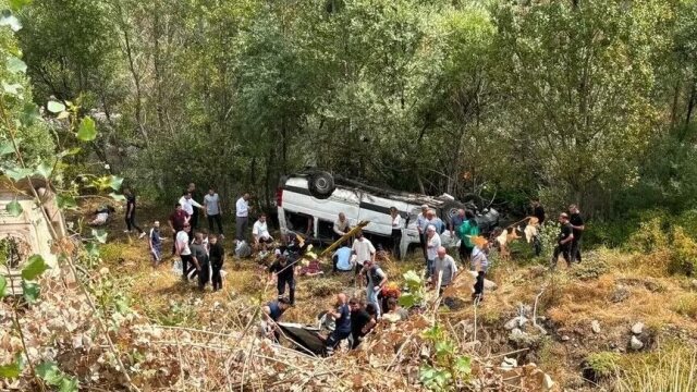 Τραγωδία στην Τουρκία: Τέσσερις νεκροί και δέκα τραυματίες από πτώση μίνι λεωφορείου σε χαράδρα στη Σεβάστεια