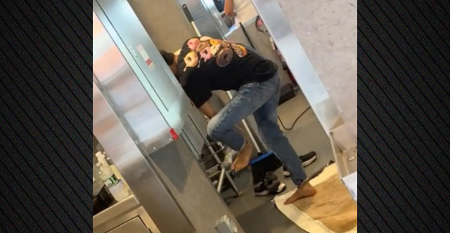 Σάλος στη Νέα Υόρκη με υπάλληλο εστιατορίου που έπλυνε τα πόδια του στην κουζίνα, δείτε βίντεο 
