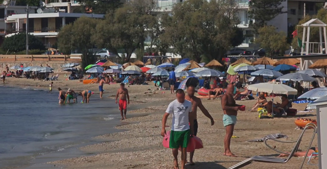 Γέμισαν οι παραλίες της Αττικής για μια ανάσα δροσιάς: Επιμένει ο καύσωνας, έρχονται 40άρια και τη Δευτέρα