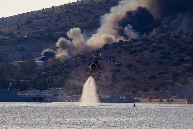 Μαίνεται η πυρκαγιά στη Σαλαμίνα, χωρίς ενεργό μέτωπο η Βοιωτία, βελτιωμένη η εικόνα στην Πέλλα