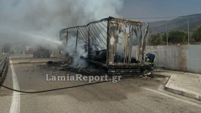 Φωτιά σε νταλίκα στην εθνική οδό Λαμίας - Θεσσαλονίκης, κάηκε ολοσχερώς το φορτίο με έπιπλα και είδη συσκευασίας