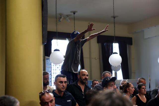 Έξαλλοι κτηνοτρόφοι μπούκαραν στη συνεδρίαση για τον αφθώδη πυρετό στη Λέσβο, παραιτήθηκαν δύο άτομα, δείτε βίντεο