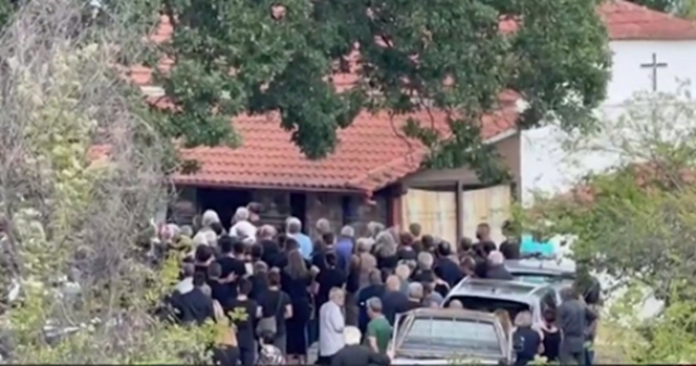 Σε κλίμα οδύνης το τελευταίο αντίο στην 18χρονη που πνίγηκε στους καταρράκτες Δερματά στη Βέροια