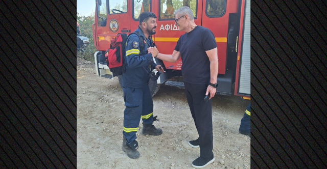 Στο πύρινο μέτωπο του Ωρωπού ο Τουρνάς, συνομίλησε με τους πυροσβέστες που επιχειρούσαν, δείτε φωτογραφίες