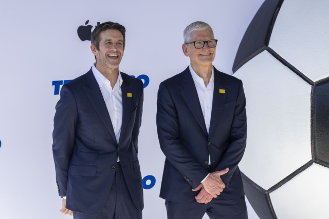 Αλλαγή σελίδας στην Apple: Ο Τιμ Κουκ παραδίδει τα ηνία στον Τζον Τέρνους - Η πρόκληση της AI και το στοίχημα της Κίνας