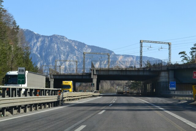 Νεκρός 22χρονος που προσπάθησε να πηδήξει από στέγαστρο διοδίων πάνω σε κινούμενο φορτηγό στην Γαλλία