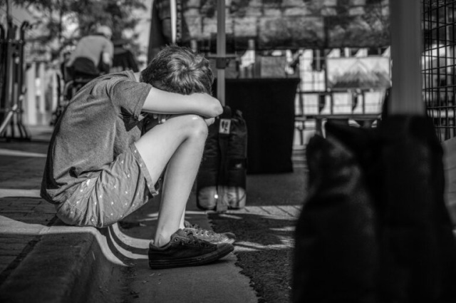 Η κοινωνία σε σήψη: Ένα νεκρό βρέφος, τρία απροστάτευτα παιδιά και ένα κράτος που γνώριζε | Επικαιρότητα στο PlusTV.gr