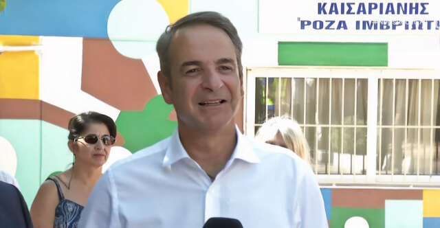 Mitsotakis inspects renovated special school in Kaisariani