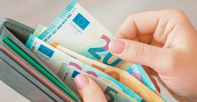 Γιατί οι επιχειρήσεις προτιμούν κουπόνια αντί αυξήσεων: Δεν επιβαρύνονται από το μισθολογικό κόστος ενώ οι μισθωτοί γλιτώνουν κρατήσεις