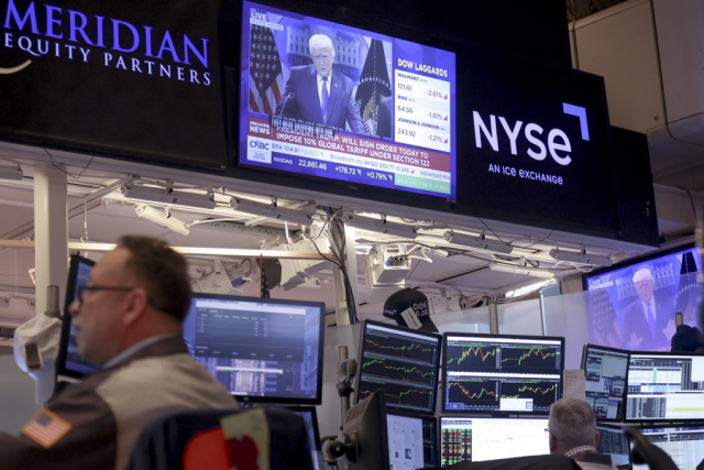 Ράλι στη Wall Street μετά την υποχώρηση των φόβων για τα επιτόκια – Επανήλθε στο επίκεντρο η ΑΙ 