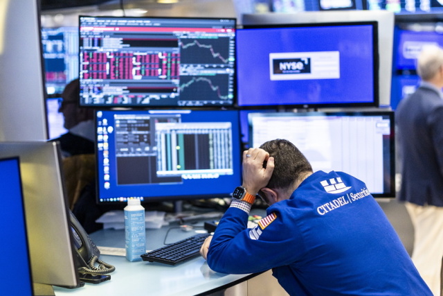 Wall Street: Πτώση μετά το ισχυρό report εργασίας στις ΗΠΑ - Αυξάνονται τα στοιχήματα για τη Fed
