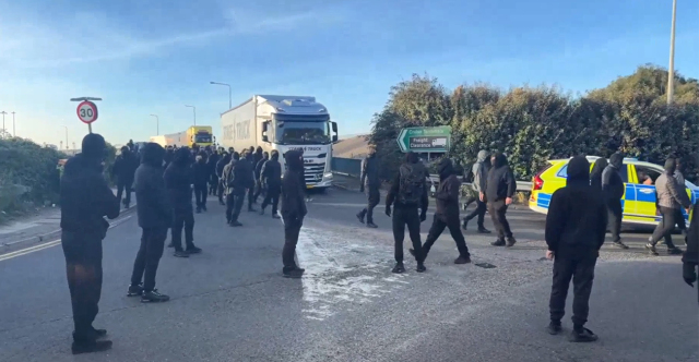Εκατοντάδες μαυροφορεμένοι διαδηλωτές έκλεισαν το λιμάνι του Ντόβερ σε διαμαρτυρία κατά των μεταναστών