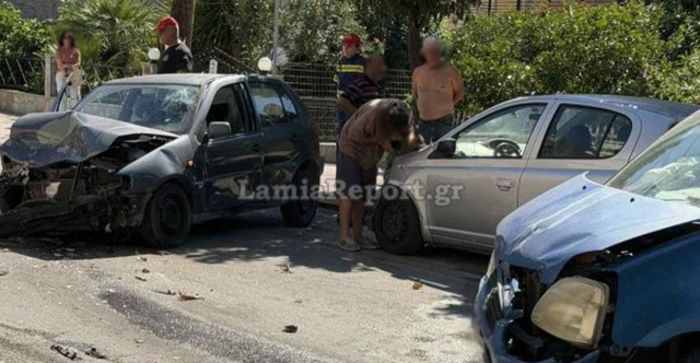 Τρελή πορεία ΙΧ στη Λαμία: Προσέκρουσε σε σταθμευμένα αυτοκίνητα και συγκρούστηκε μετωπικά με άλλο όχημα, δείτε βίντεο
