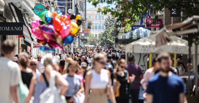 Πόσο θα ωφεληθούν 2,2 εκατ. νοικοκυριά και επιχειρήσεις από τα €2,2 δισ.  της ΔΕΘ: Τι κερδίζουν επαγγελματίες, ταξί, αγρότες, τρίτεκνοι, συνταξιούχοι