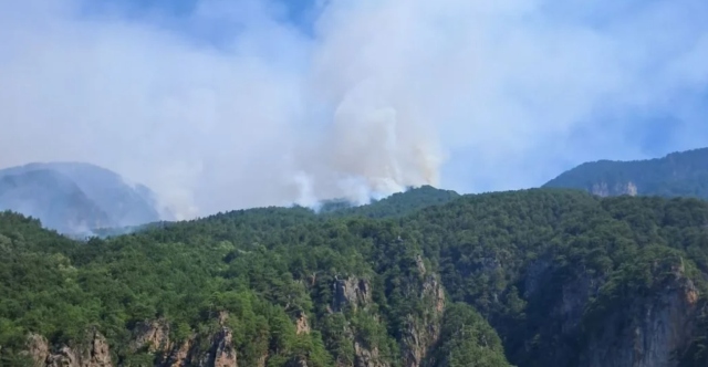 Τιτάνια μάχη στην Κόνιτσα να σβήσει η πυρκαγιά που καίει για όγδοη ημέρα σε δύο μεγάλα μέτωπα