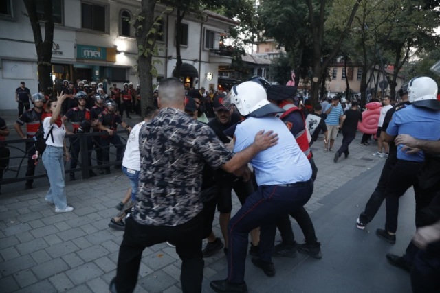 Αλβανία: 101η ημέρα διαδηλώσεων κατά του τουριστικού σχεδίου της οικογένειας Τραμπ – Συγκρούσεις έξω από το κοινοβούλιο 